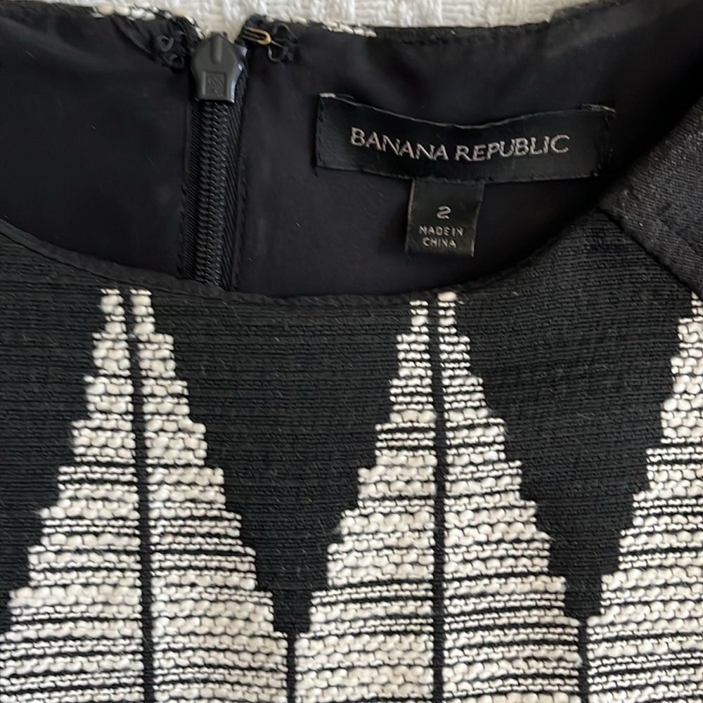 Banana Republic sleeveless Diamond Jaquard dress - Picture 3 of 10